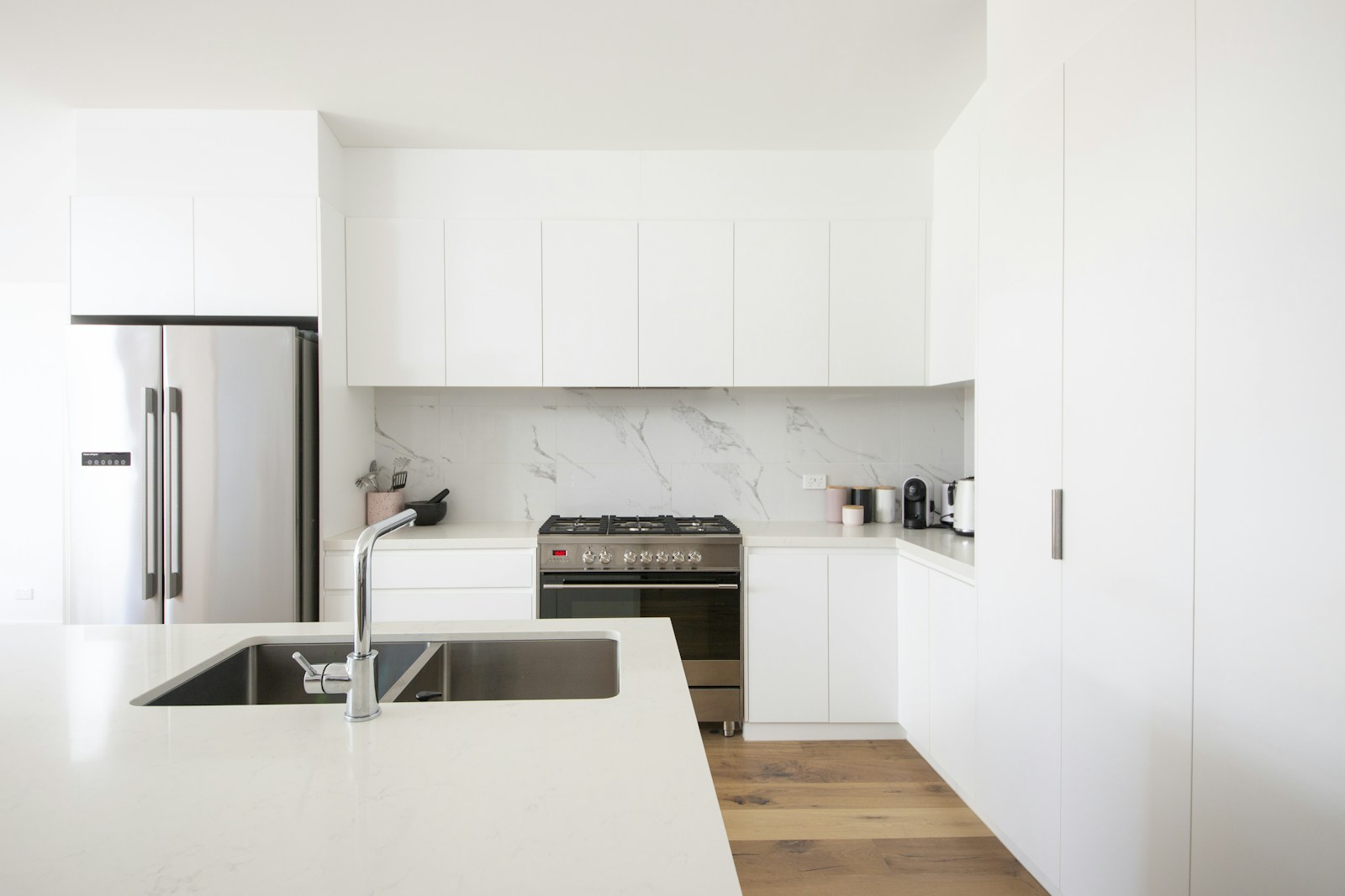 Renovation inspiration: a bright kitchen with white cabinetry