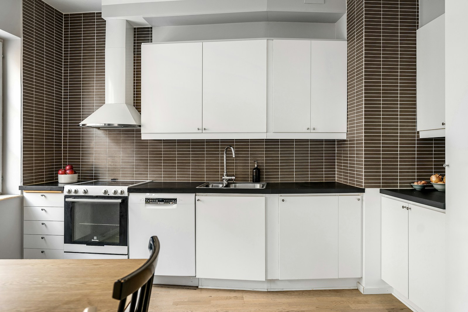 Renovation inspiration: a bright contemporary kitchen
